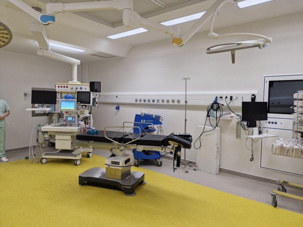 Il n'y a plus de c&acirc;bles qui tra&icirc;nent. Par exemple, les c&acirc;bles d'arriv&eacute;e et d'&eacute;vacuation de l'anesth&eacute;sie passent dans un bras qui part directement dans le plafond.