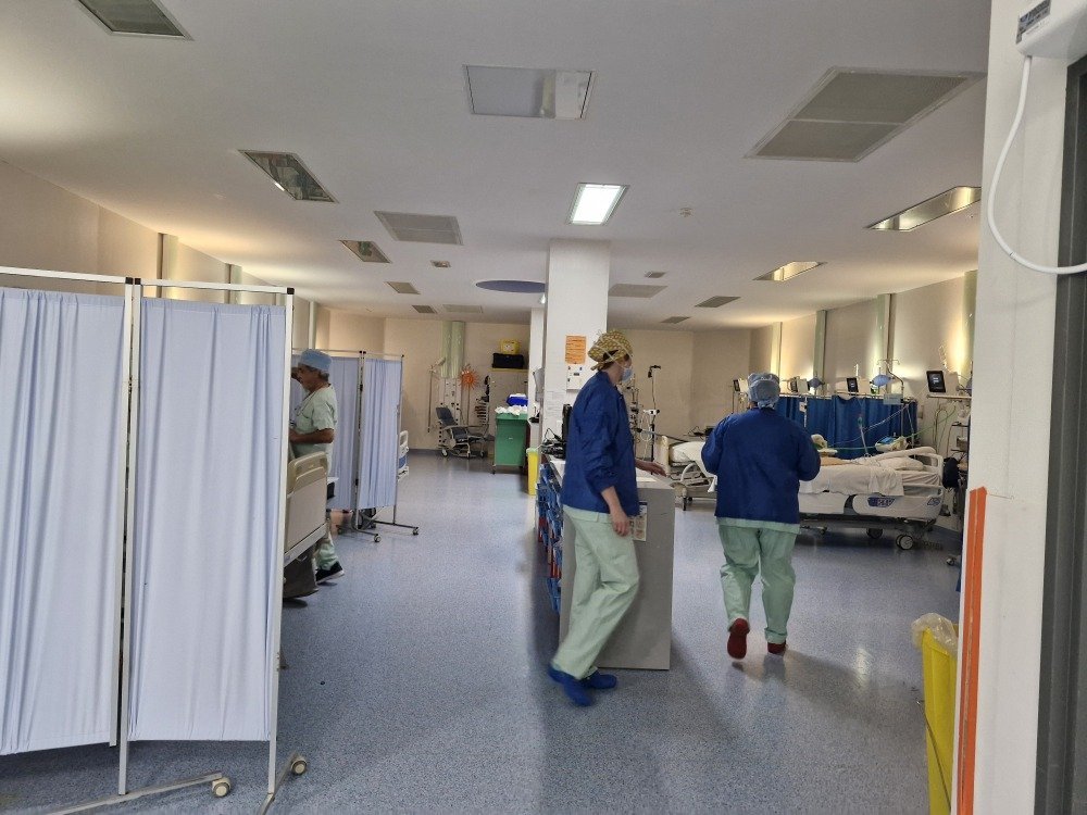 La salle de r&eacute;veil a &eacute;t&eacute; aussi refaite. De l'autre c&ocirc;t&eacute;, une salle d'admission pour les v&eacute;rifications pr&eacute;op&eacute;ratoires a &eacute;t&eacute; ajout&eacute;e. Les circulations ont &eacute;t&eacute; repens&eacute;es dans tous les services.