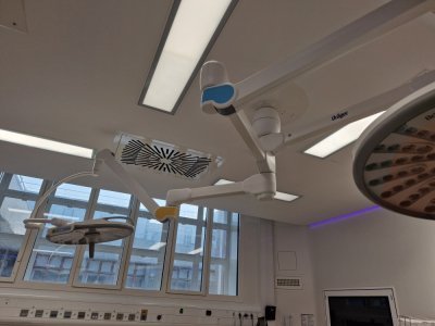 Le bras qui apporte la lumi&egrave;re peut maintenant filmer ce qui est en cours d'op&eacute;ration. - Thibault Lecoq