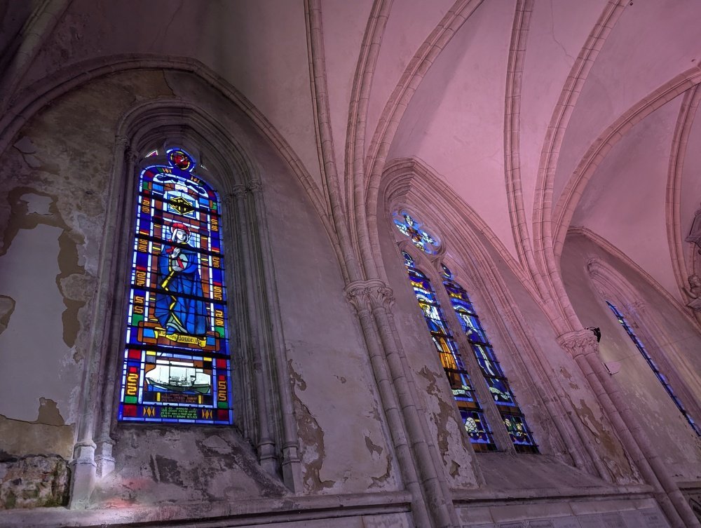 Les murs sont tr&egrave;s endommag&eacute;s.