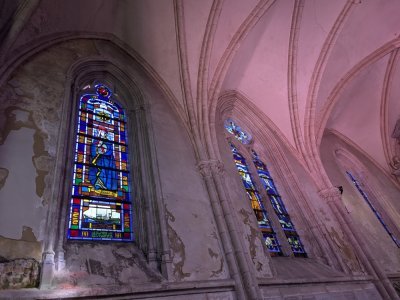 Les murs sont tr&egrave;s endommag&eacute;s. - C&eacute;lia Caradec