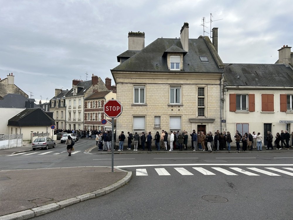 A Caen, la file s'allonge devant l'h&ocirc;tel Mercure de Caen. Jordan Bardella, pr&eacute;sident du Rassemblement national vient d&eacute;dicacer son dernier livre.