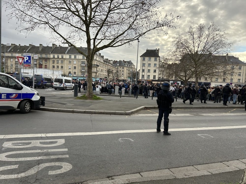 Ce samedi 20 d&eacute;cembre, Jordan Bardella est venu &agrave; l'h&ocirc;tel Mercure d&eacute;dicacer son nouveau livre. Un important dispositif de s&eacute;curit&eacute; a &eacute;t&eacute; mis en place.