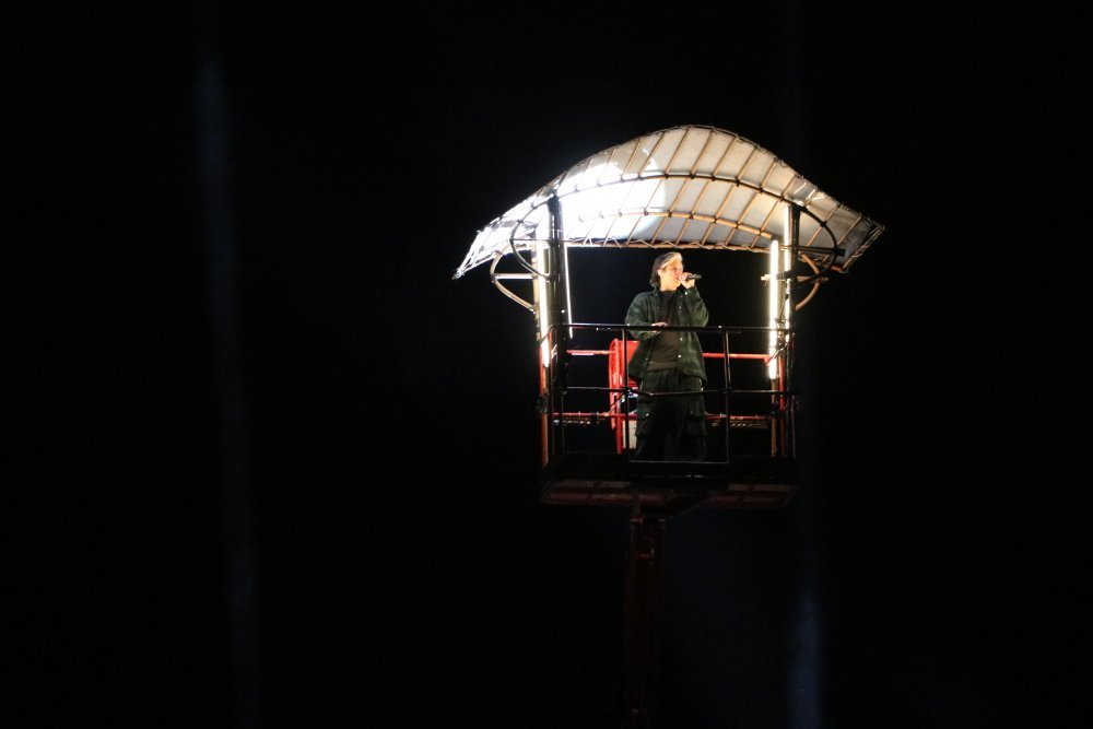 Orelsan a surplomb&eacute; l'esplanade de l'h&ocirc;tel de ville de Caen, &agrave; bord d'une nacelle qui l'a emmen&eacute; &agrave; pr&egrave;s de 20 m&egrave;tres de haut.