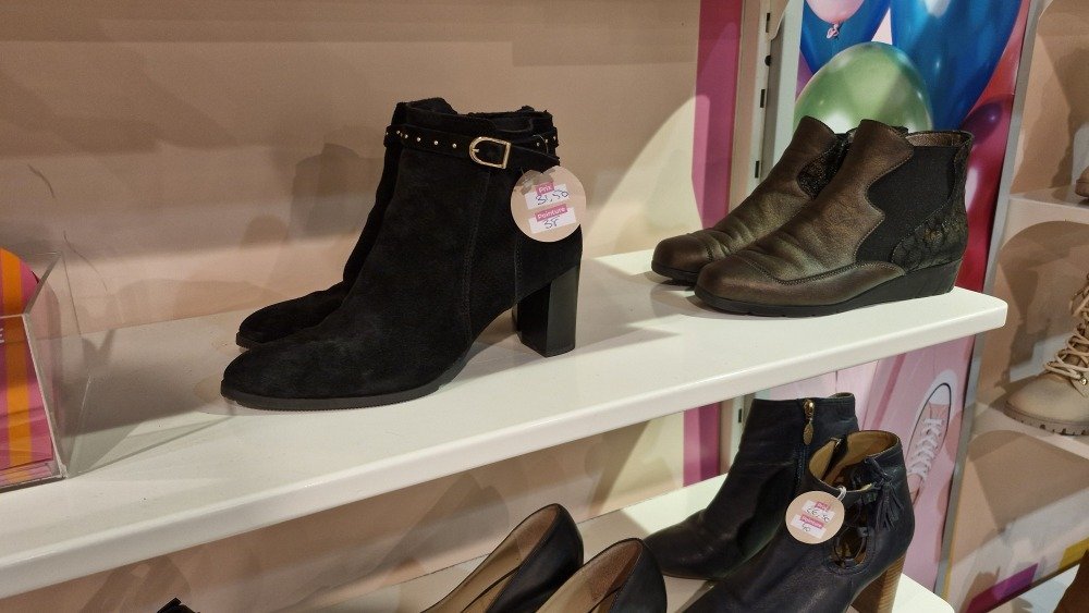 Les chaussures d&eacute;j&agrave; utilis&eacute;es sont nettoy&eacute;es, avant leur revente.