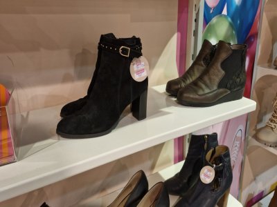 Les chaussures d&eacute;j&agrave; utilis&eacute;es sont nettoy&eacute;es, avant leur revente. - Julien Rojo