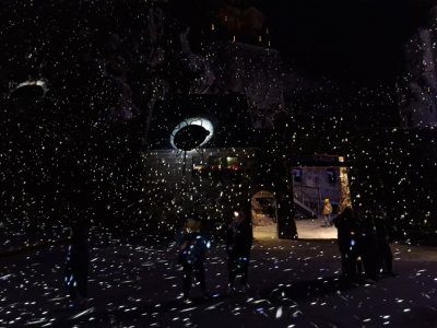 Il ne s'agit pas d'un mapping sur la fa&ccedil;ade, mais des rayons de lumi&egrave;re qui changent au fur et &agrave; mesure de la soir&eacute;e. - Thibault Lecoq