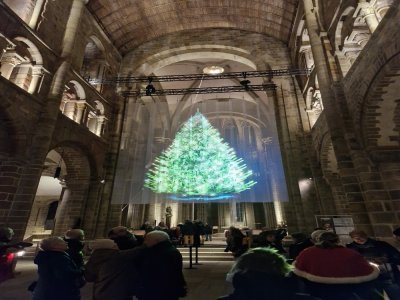 Dans l'&eacute;glise de l'abbaye, un arbre holographique est install&eacute;. - Thibault Lecoq