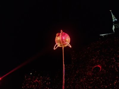 Ces poissons fonctionnent comme de grosses boules &agrave; facette et renvoient la lumi&egrave;re partout sur l'esplanade au pied du Mont. - Thibault Lecoq