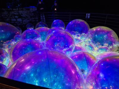 Sur les remparts, diff&eacute;rentes installations lumineuses sont &agrave; d&eacute;couvrir par les visiteurs. - Thibault Lecoq