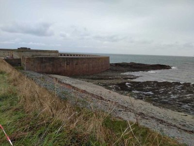 Le fort de Querqueville, tout &agrave; l'ouest, &eacute;tait l'un des premiers forts voulus par Louis XVI. - Julien Rojo