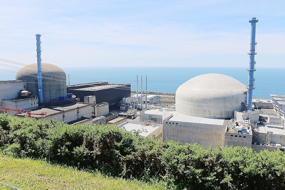 L'EPR de Flamanville (&agrave; droite) a atteint sa pleine puissance &agrave; la mi-d&eacute;cembre.