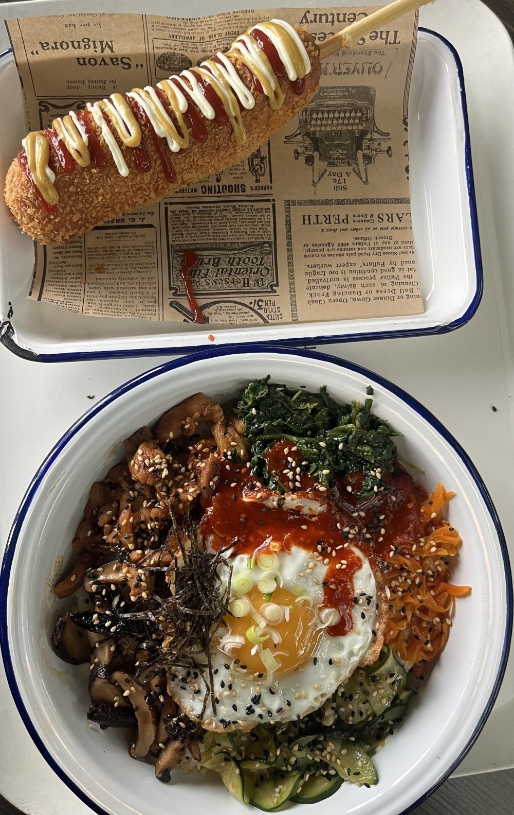 Le bibimbap au poulet accompagn&eacute; d'un corn dog &agrave; la saucisse et au fromage.