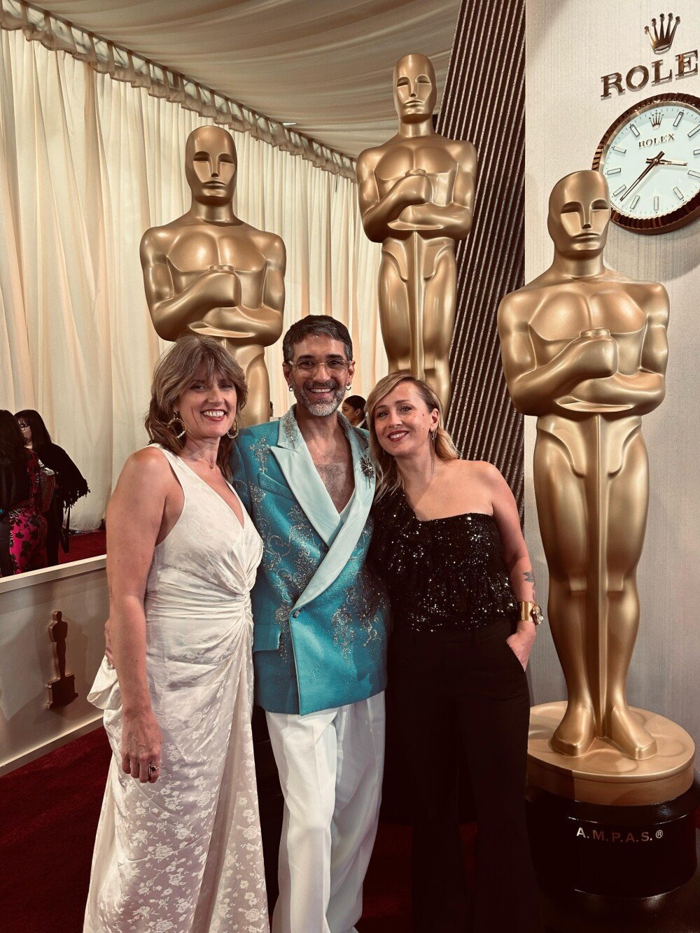 Emmanuel Janvier entour&eacute; de Barbara L&eacute;pine et Sandra Pouchet, deux coiffeuses havraises qu'il avait emmen&eacute;es aux Oscars.