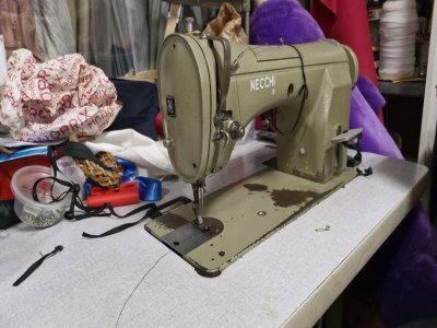 Les costumes sont retouch&eacute;s dans l'atelier de l'arri&egrave;re-boutique. - Julien Rojo