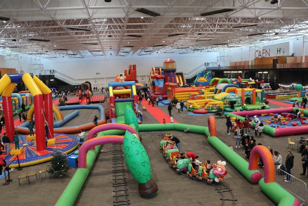 Le parc &agrave; jeux &eacute;ph&eacute;m&egrave;re investit tout le hall principal du parc des expositions de Caen.