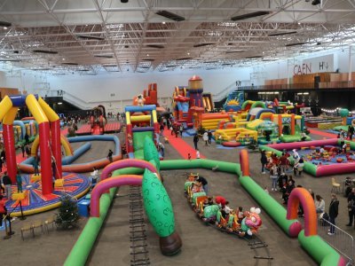 Le parc &agrave; jeux &eacute;ph&eacute;m&egrave;re investit tout le hall principal du parc des expositions de Caen. - L&eacute;o Besselievre