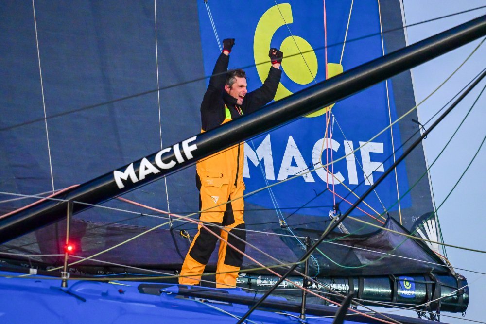 Le skipper Charlie Dalin a pu soulever le troph&eacute;e du Vend&eacute;e Globe le mardi 14&nbsp;janvier 2025.
