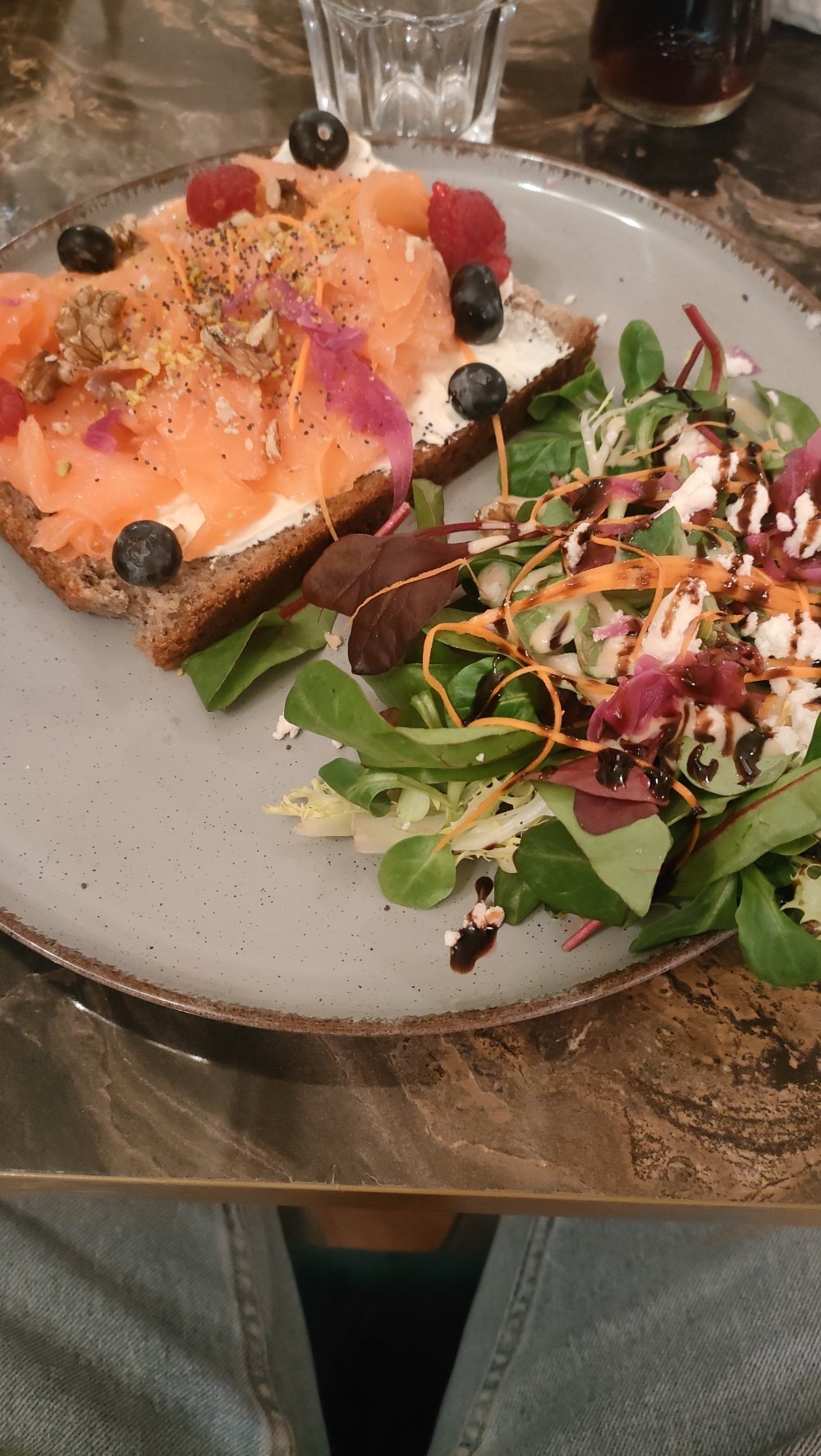 La tartine de saumon et sa salade.