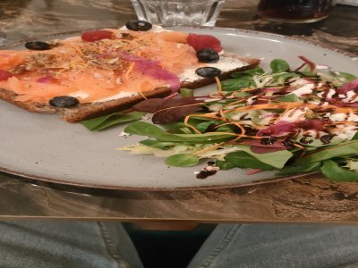 La tartine de saumon et sa salade.