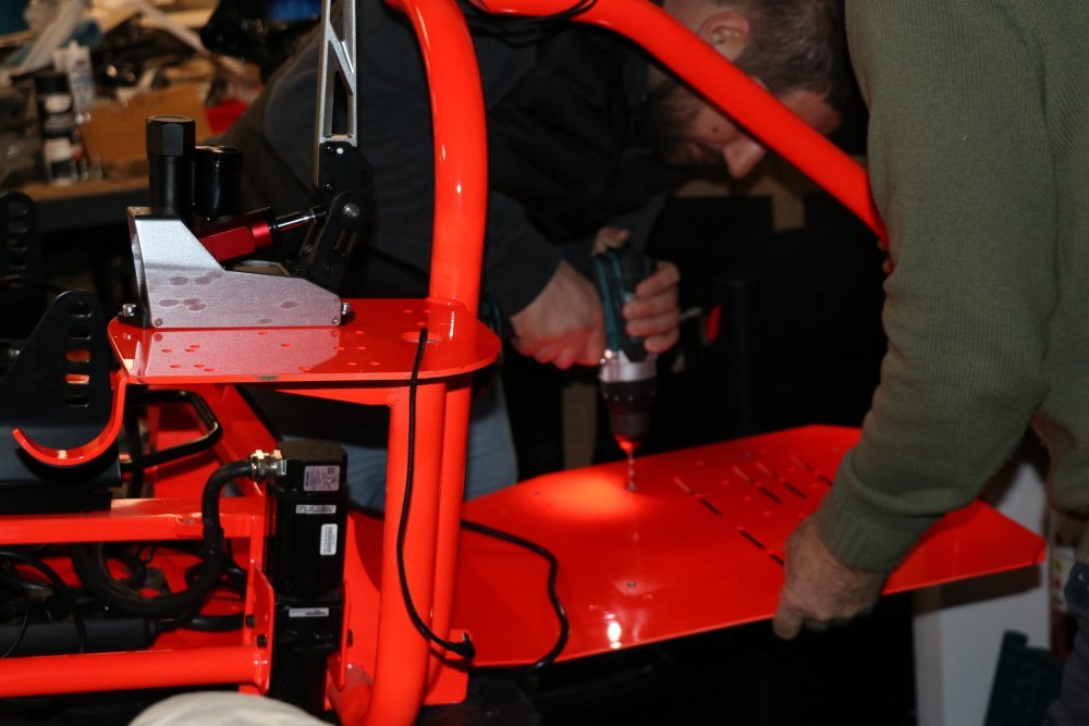 Ici, Emmanuel Poirier et son p&egrave;re ajustent un ch&acirc;ssis, qui accueillera un volant, un si&egrave;ge et un p&eacute;dalier. Celui-ci est soutenu par des v&eacute;rins, qui bougent en fonction des mouvements de la voiture, pour une immersion totale.