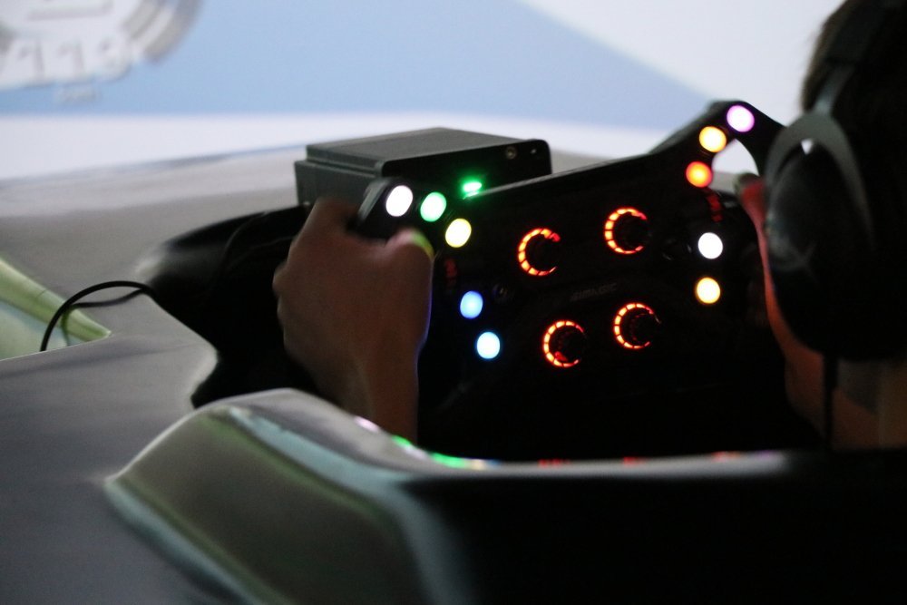 Celui-ci est taill&eacute; pour la comp&eacute;tition, avec une forme rectangulaire, et des boutons bien sp&eacute;cifiques permettant d'ajuster sa voiture en course. Ce genre de volant est notamment utilis&eacute; en Formule 1, avec un &eacute;cran central.