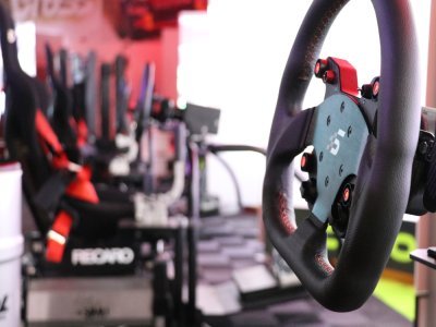 RS Simulation vous permet de prendre le volant de voitures GT, de RallyCross ou encore de Formule 1. Pour une vingtaine d'euros, challengez-vous, seul ou a plusieurs, sur des circuits mythiques du sport automobile.