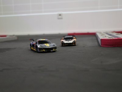 Prenez le contr&ocirc;le de petites voitures t&eacute;l&eacute;guid&eacute;es sur un circuit miniature.
Pour les puristes, chaque bolide est une r&eacute;plique d'un mod&egrave;le r&eacute;el ayant roul&eacute; en comp&eacute;tition.