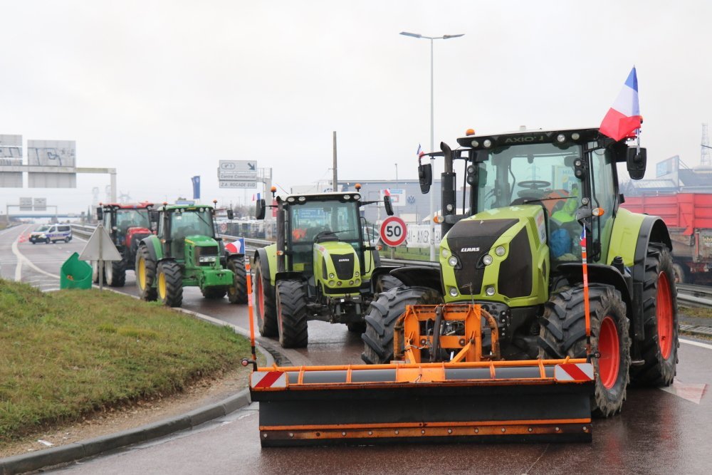 D'autres tracteurs se sont install&eacute;s au rond-point bleu d'Ifs.