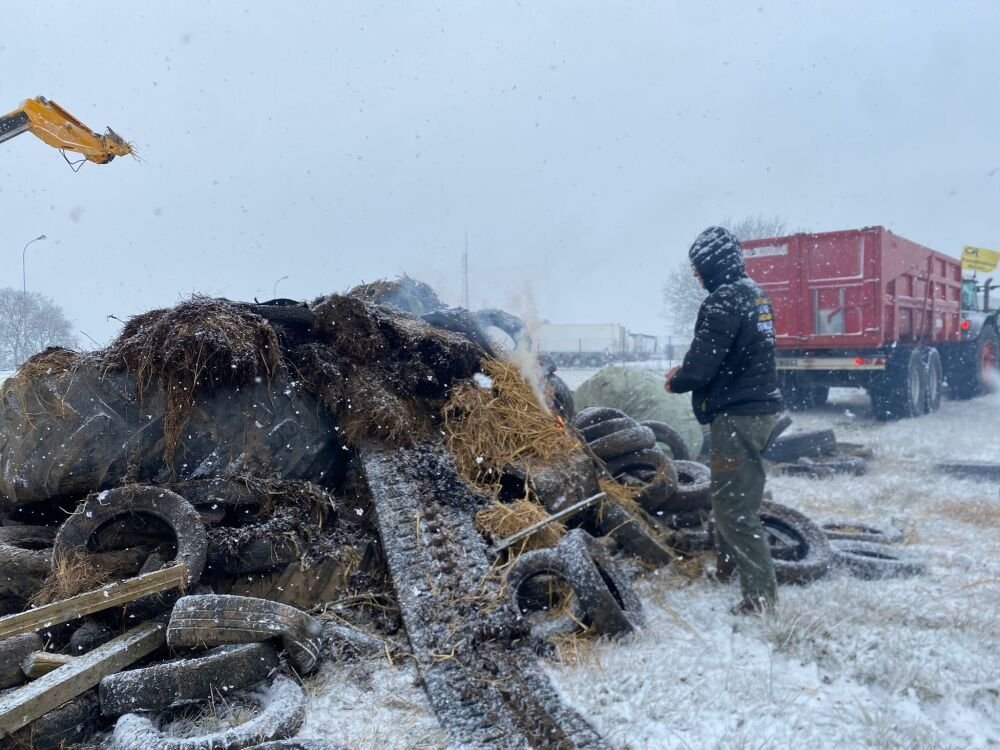 Lundi 5&nbsp;janvier, les agriculteurs mobilis&eacute;s pr&eacute;parent un feu pour lutter contre le froid.