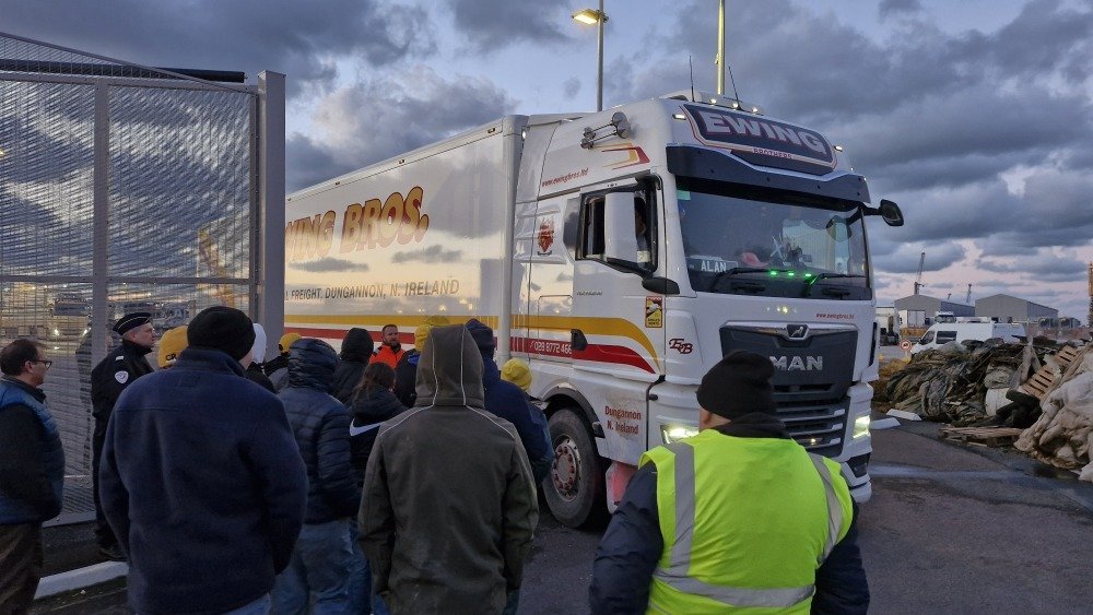 Les agriculteurs ont filtr&eacute; les camions sortant du port.