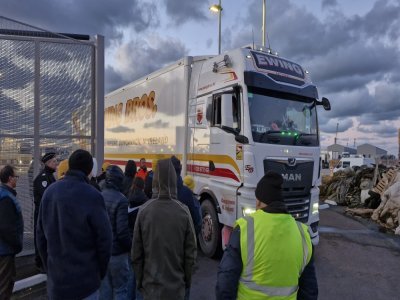 Les agriculteurs ont filtr&eacute; les camions sortant du port. - Julien Rojo
