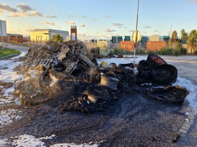 Des pneus ont &eacute;t&eacute; enflamm&eacute;s en milieu d'apr&egrave;s-midi. - Julien Rojo