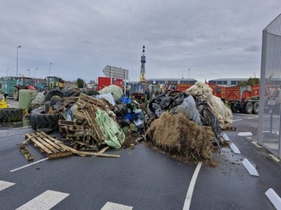 Des tas de palettes, de pneus et de paille bloquent les entr&eacute;es du port de Cherbourg. - Julien Rojo