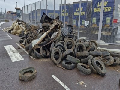 Des pneus s'entassent devant l'acc&egrave;s &agrave; l'embarcad&egrave;re. - Julien Rojo