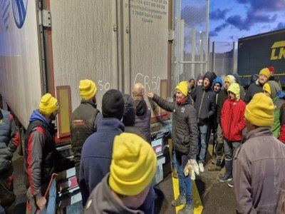 Les manifestants ont inspect&eacute; une quinzaine de camions sortant du port. - Julien Rojo