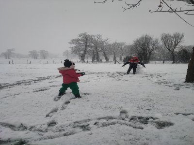 Les enfants se r&eacute;galent de batailles de boules de neige ! - Maliram Dbsv &agrave; Souleuvre en Bocage
