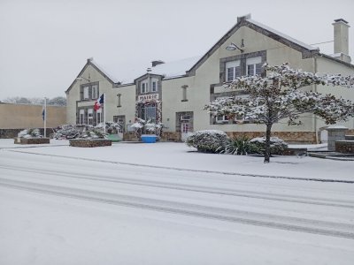 Une belle mairie sous la neige&nbsp;! - William Bertails &agrave; Folligny