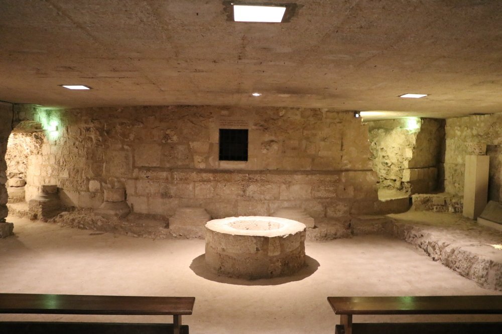Situ&eacute;e sous le ch&oelig;ur de l'ancienne cath&eacute;drale dont elle &eacute;pouse les formes, la crypte romane a &eacute;t&eacute; d&eacute;couverte lors de fouilles arch&eacute;ologiques men&eacute;es au d&eacute;but du XIXe si&egrave;cle. Des messes plus intimistes y &eacute;taient donn&eacute;es.