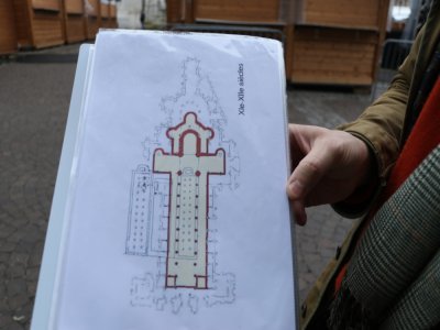 Ici, les contours de la cath&eacute;drale romane autour de laquelle s'est construite l'actuelle cath&eacute;drale gothique. Ni la fl&egrave;che, ni la tour Saint-Romain et la tour de Beurre n'&eacute;taient encore construites.