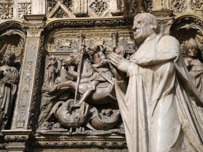 En plus du retable dor&eacute; de Jean Racine, la chapelle de la Vierge accueille les tombeaux des archev&ecirc;ques de Rouen dont celui de Georges d'Amboise et de son neveu Georges II, garni d'ornements et de symboles.