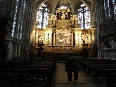 Elle est nich&eacute;e au bout du monument dans le prolongement g&eacute;om&eacute;trique de la nef et du ch&oelig;ur comme pour symboliser l'assomption de la Vierge Marie consacr&eacute;e dans un magnifique retable.