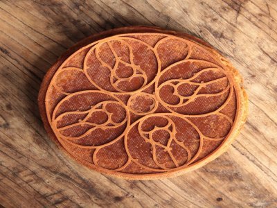 Une galette des rois comme hommage au patrimoine normand. - Jardin des plumes