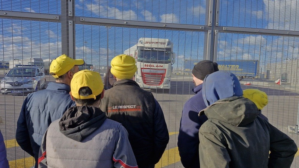 Les manifestants guettent la sortie des camions &agrave; la sortie du port.