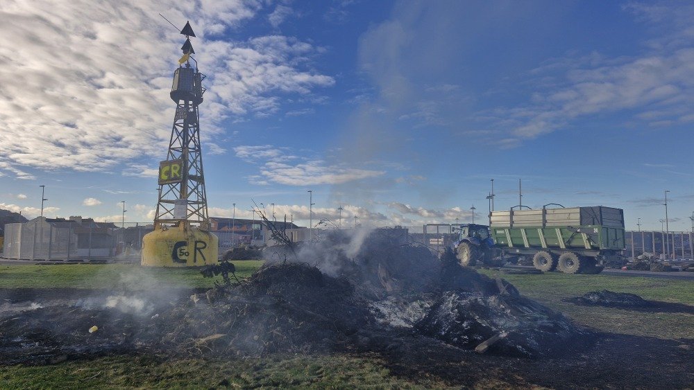 Les agriculteurs ont allum&eacute; des feux pour se r&eacute;chauffer la nuit.