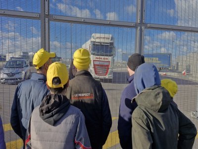 Les manifestants guettent la sortie des camions &agrave; la sortie du port. - Julien Rojo