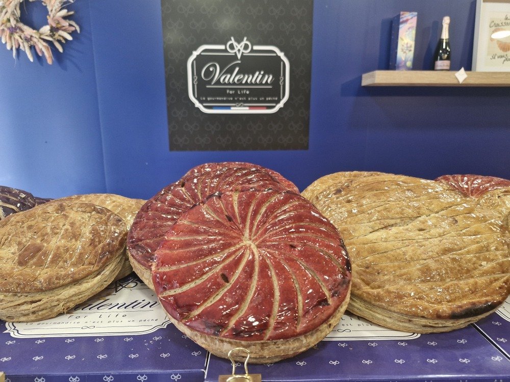 La galette des rois &agrave; la pistache et &agrave; la framboise de Valentin for life &agrave; Rouen se d&eacute;marque en vitrine par sa couleur rouge.