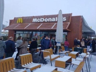 1&nbsp;000 places ont &eacute;t&eacute; distribu&eacute;es aux restaurants McDonald's d'Ar&ccedil;onnay et de Cond&eacute;-sur-Sarthe, mercredi 7&nbsp;janvier. - Fabrice Fenoulliere