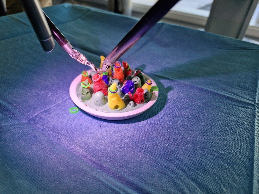 Les instruments au bout des bras peuvent bouger dans de multiples positions.