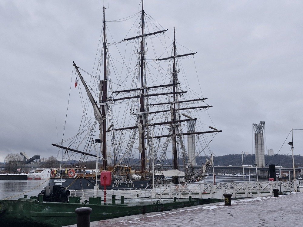 Le Fran&ccedil;ais est &agrave; Rouen. Il est accost&eacute; au niveau des quais rive droite juste devant l'Entrep&ocirc;t.